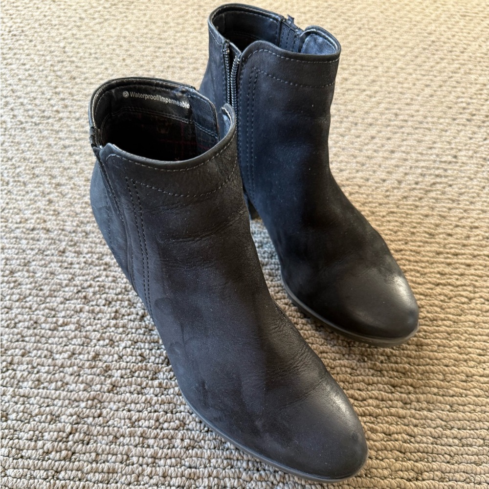 Blondo waterproof black bootie 8.5 in good condition.